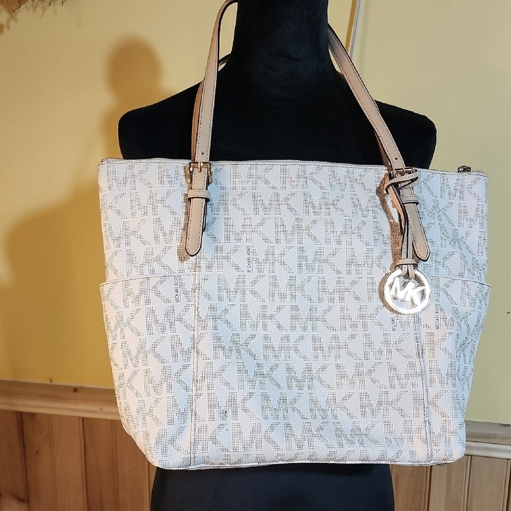 Michael Kors Cream Monogram Tote EUC Neutral Travel Ready - Picture 13 of 13